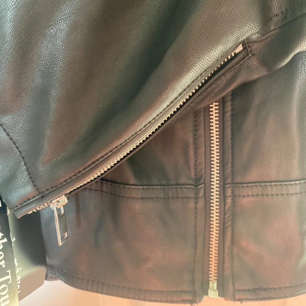 NWT CUTE BLACK RIVET FAUX LEATHER JACKET WITH HOOD 2X - Picture 4 of 6